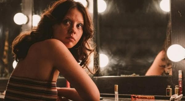 Sinopsis Film Horor Infinity Pool, Liburan Santai Berubah Menjadi Mimpi Buruk