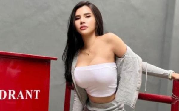 Seksinya Maria Vania Kenakan Kemben Ketat, Netizen: Hot Banget