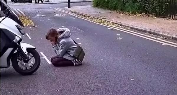 Viral Bule Cantik Menangis Terduduk Lemas saat Dengar Ayat Alquran, Penyebabnya Bikin Merinding