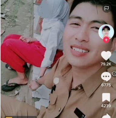 Viral, Pak Guru Ganteng Gandeng Tangan Siswi SD, Nyanyi: Berdosakah Bila Kita Bercinta Viral, Pak Guru Ganteng Gandeng Tangan Siswi SD, Nyanyi: Berdosakah Bila Kita Bercinta