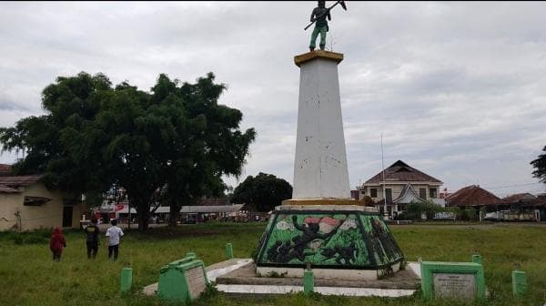 Dilintasi Jalan Nasional Kondisi Alun - alun Limbangan Garut Semrawut Dilintasi Jalan Nasional Kondisi Alun - alun Limbangan Garut Semrawut