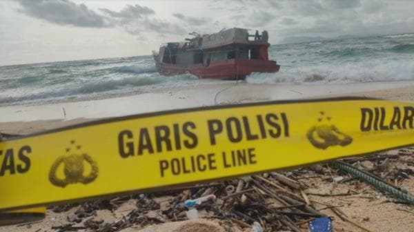 Merinding, Kapal Tanpa ABK Terdampar di Pantai Alas Purwo Banyuwangi