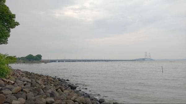 Melihat Indahnya Jembatan Suramadu di Kenjeran Watu Watu. Wajib Untuk Dikunjungi