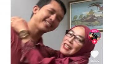 Viral di TikTok! Wanita Paruh Baya Pamer Suami Brondong, Dikira Emak dan Anaknya