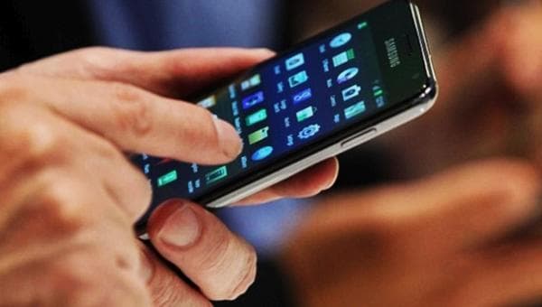 Penyebab dan Cara Mengatasi Layar HP Gerak Sendiri