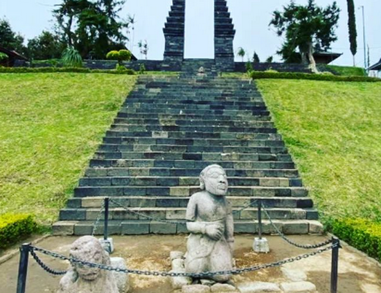 Misteri Candi Cetho Lereng Gunung Lawu di Percaya Sebagai Pintu Masuk Alam Gaib Misteri Candi Cetho Lereng Gunung Lawu di Percaya Sebagai Pintu Masuk Alam Gaib