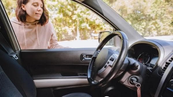6 Cara Mudah Membuka Pintu Mobil yang Terkunci dari Dalam, Nomor 6 Gunakan HP