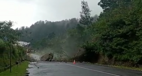 Longsor, Jalur Jalan Tembus Obyek Wisata Tawangmangu dialihkan