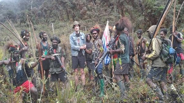 OPM Sebar Foto Pimpinan KKB Egianus Kogoya Bersama Pilot Susi Air Philip Mark Mehrtens
