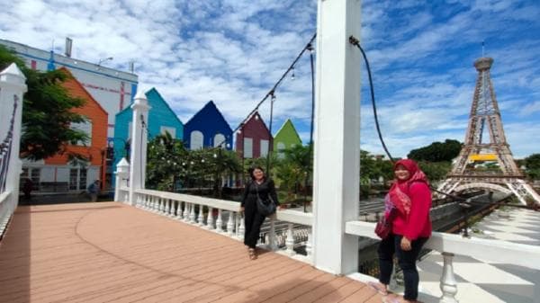 Wisata Instagramable di PSC Madiun, Ada Patung Marlion dan Menara Eiffel hingga Kampung Eropa Wisata Instagramable di PSC Madiun, Ada Patung Marlion dan Menara Eiffel hingga Kampung Eropa