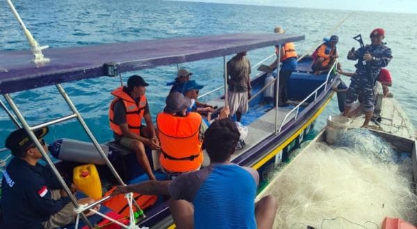 Pangkalan TNI AL Rote dan BKKPN Kupang Monitoring Taman Nasional Perairan Laut Sawu Pangkalan TNI AL Rote dan BKKPN Kupang Monitoring Taman Nasional Perairan Laut Sawu