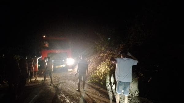 Longsor, Jalan Timor Raya Putus Total