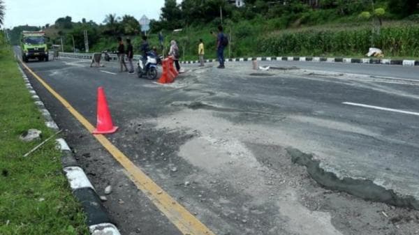 Kerusakan Jalan di Desa Pengengat, Pujut: Kendala Menuju World Superbike Event