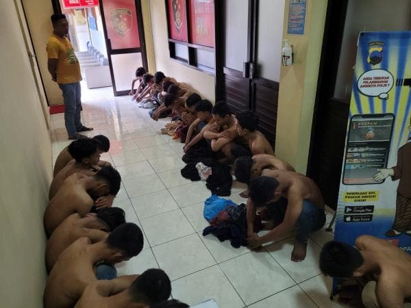 Penampakan Puluhan Anggota Geng Motor Bersenjata Tajam Saat Diringkus Polresta Banyumas