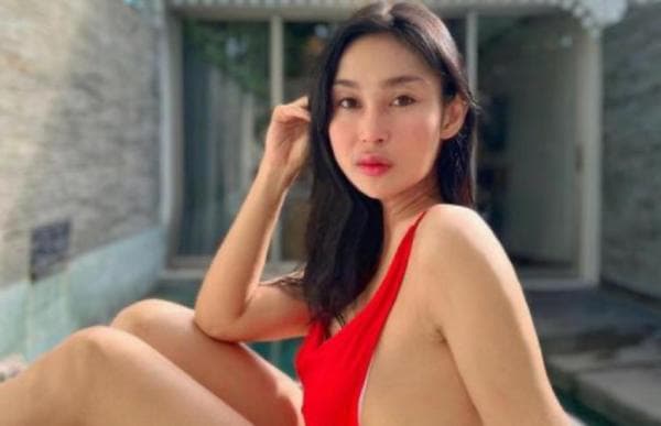 Wow, Seksinya Karra Syam Pakai Baju Renang Belahan Samping