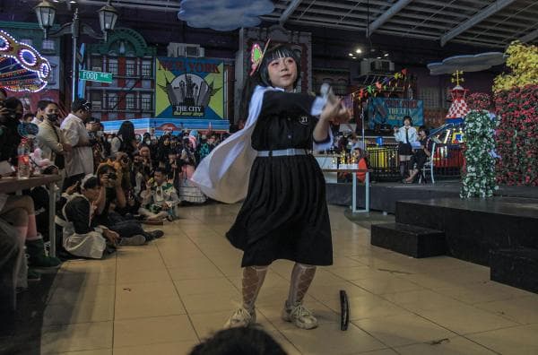 Melihat Aksi Cosplayer di Panggung Coswalk Competition