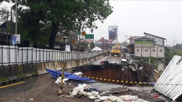 Rawan Dilintasi, Jembatan Cikereteg yang Longsor Ditutup Selama 14 Hari Rawan Dilintasi, Jembatan Cikereteg yang Longsor Ditutup Selama 14 Hari