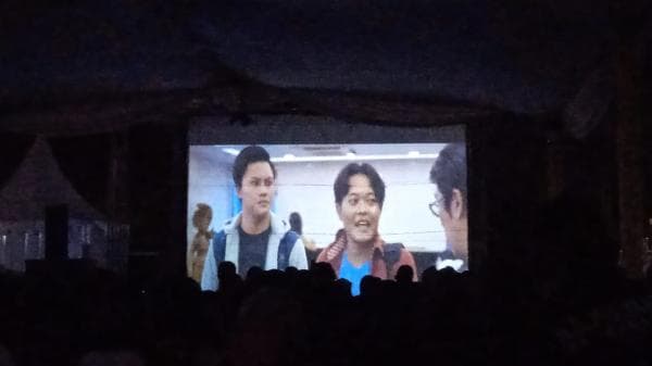 Hongkong Kasarung, Film Berlatar Luar Negeri yang Sukses Mengocok Perut Ratusan Warga Sukawening Hongkong Kasarung, Film Berlatar Luar Negeri yang Sukses Mengocok Perut Ratusan Warga Sukawening