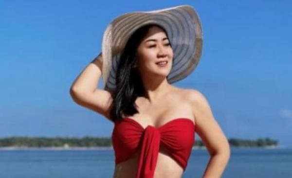 Potret Seksi Tante Ernie Kenakan Bra Merah, Netizen: Makin Mbahenoll