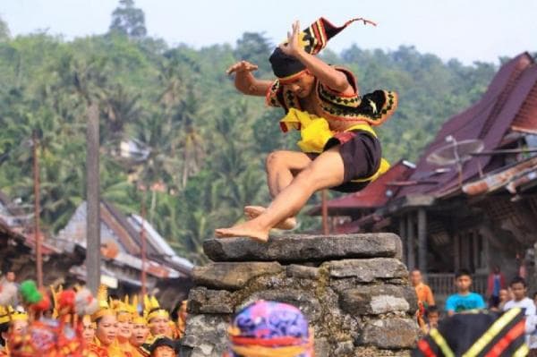 Tentang Tradisi Lompat Batu Nias, Dipercaya Ada Unsur Magis yang Jadi Daya Tarik Wisatawan