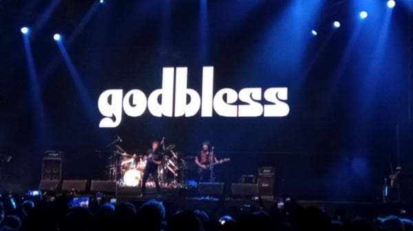 Dahsyat, Usia Boleh Tua Personil God Bless Mampu Ajak Goyang Presiden Jokowi dan Masyarakat Solo