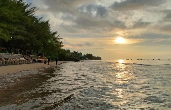 Berwisata Ke Pantai Slopeng Yuk, Menikmati Pasir Putih Di Sore Hari dan Minum Air Kepala