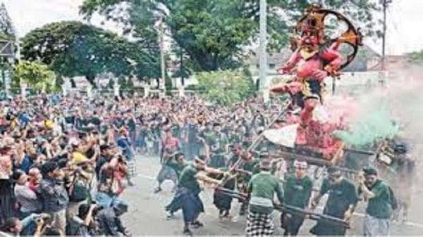 Intip Keseruan Anak- Anak Tampaksiring Mempersiapkan Ogoh-Ogoh Jelang Nyepi
