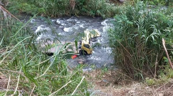 Sebuah Truk Terjun Bebas di Tanjakan Panganten Garut