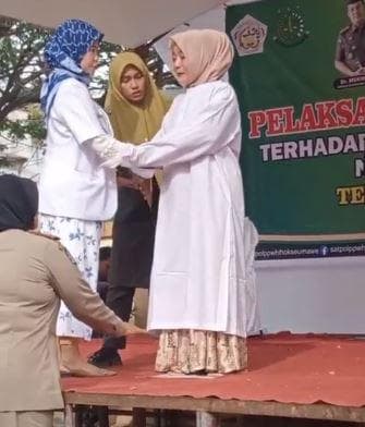 Viral ! Wanita ini Dihukum Cambuk di Aceh Sebanyak 100 Kali, Lantaran Berzina dengan Iparnya Viral ! Wanita ini Dihukum Cambuk di Aceh Sebanyak 100 Kali, Lantaran Berzina dengan Iparnya