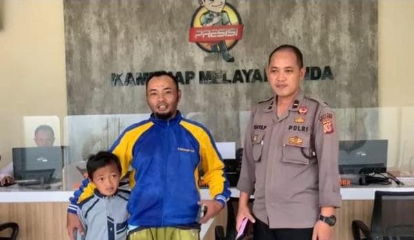 Seorang Anak di Garut Tersesat Sejauh 15 Km, Polisi Berhasil Temukan Orang Tuanya Seorang Anak di Garut Tersesat Sejauh 15 Km, Polisi Berhasil Temukan Orang Tuanya