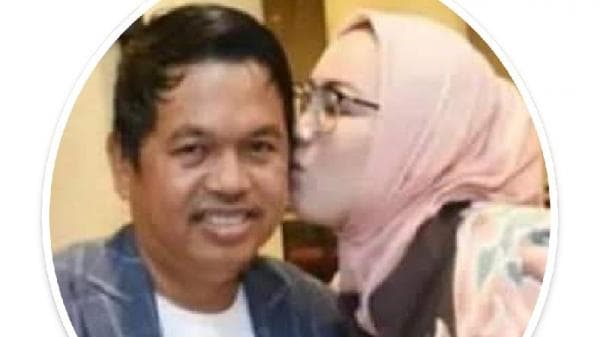 Susah Move On, Dedi Mulyadi Pasang Foto Profil Mesra Dicium Anne Ratna Mustika