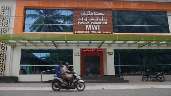 Mengenal MWI Karangduwur, Madrasah di Pelosok Kebumen Yang Cetak Siswa Hingga ke Inggris Mengenal MWI Karangduwur, Madrasah di Pelosok Kebumen Yang Cetak Siswa Hingga ke Inggris
