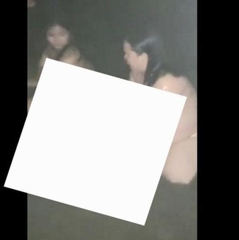 Dilucuti Bajunya 2 Pemandu Lagu Dilempar ke Laut