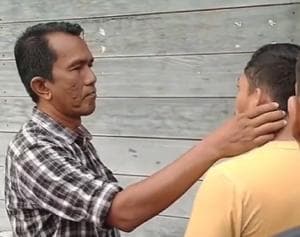 Tak Hanya Ida Dayak, Bang Man Pria Viral Juga Dipercaya Bisa Sembuhkan Patah Tulang Tak Hanya Ida Dayak, Bang Man Pria Viral Juga Dipercaya Bisa Sembuhkan Patah Tulang