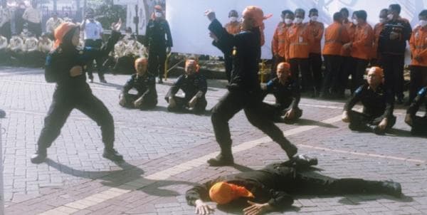 Polsuska Cantik Jago Karate Amankan Arus Mudik Kereta Api di Semarang Polsuska Cantik Jago Karate Amankan Arus Mudik Kereta Api di Semarang