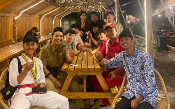 Viral, Kelompok Anak Muda di Garut Kompak Pakai Outfit Profesi Saat Bukber, Mulai Dukun Sampai Kepal Viral, Kelompok Anak Muda di Garut Kompak Pakai Outfit Profesi Saat Bukber, Mulai Dukun Sampai Kepal