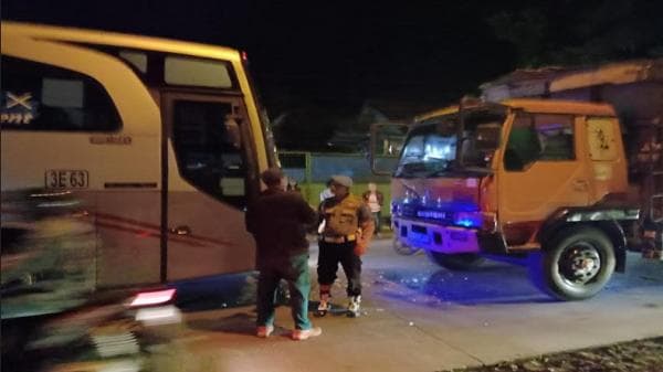 Tabrakan Beruntun Bus Budiman Angkut Pemudik Hantam Truk Tronton hingga Menabrak Honda CRV dan Motor Tabrakan Beruntun Bus Budiman Angkut Pemudik Hantam Truk Tronton hingga Menabrak Honda CRV dan Motor