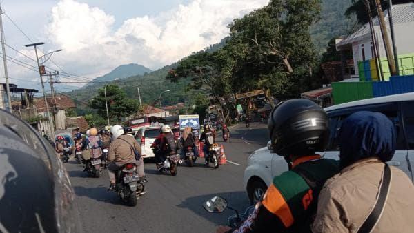 Cagak Nagreg Menuju Limbangan Garut Hari Pertama Lebaran Padat Berdesakan