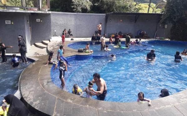 Libur Lebaran, Wisata Batu Alam Rancakalong Sumedang Diserbu Pengunjung