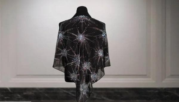 Wow! Jilbab Termahal di Dunia Bertabur 7.512 Kristal Swarovski, Harganya Ratusan Juta Rupiah Wow! Jilbab Termahal di Dunia Bertabur 7.512 Kristal Swarovski, Harganya Ratusan Juta Rupiah