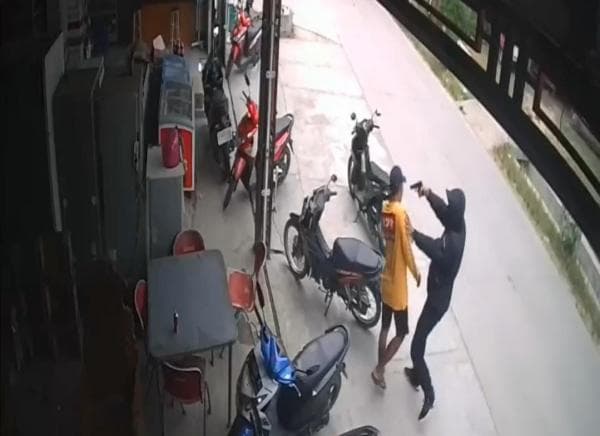 Viral, Aksi Pria Todongkan Senjata Api ke Warga di Grobogan