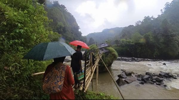 Viral, Warga Pelosok Garut-Cianjur Gunakan Jembatan Bambu Lintasi Derasnya Arus Sungai Cilaki