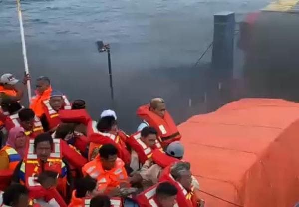 KMP Royce 1 Terbakar, Ratusan Penumpang Berhamburan Minta Agar Segera Diselamatkan