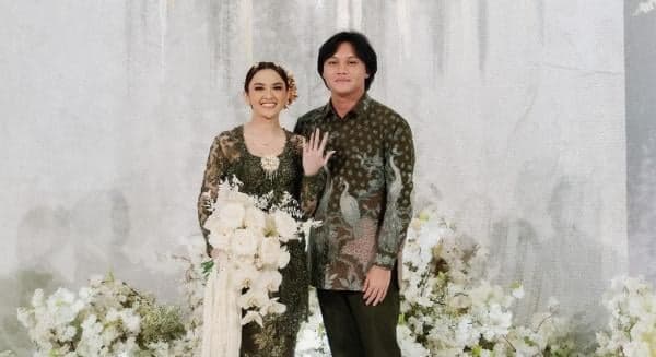 Mahalini Anggun Berbalut Kebaya dan Kain Batik Hijau Tua Saat Dilamar Rizky Febian, Ini Detailnya