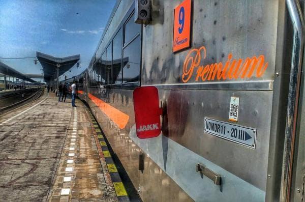 Detik-Detik Kereta Api Tabrak Mobil Terekam Live IG, Penumpang Syok Lihat Kendaraan Sudah Remuk