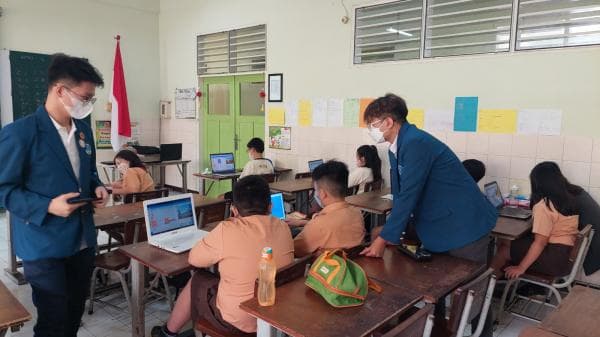 Mahasiswa Informatics PCU Ajak Siswa SD Belajar IT