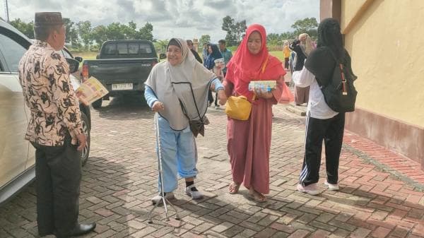 Walau Bertongkat dan Dipapah, Ibu Berusia 58 Tahun di Bangka Tengah Tetap Semangat Berhaji Walau Bertongkat dan Dipapah, Ibu Berusia 58 Tahun di Bangka Tengah Tetap Semangat Berhaji