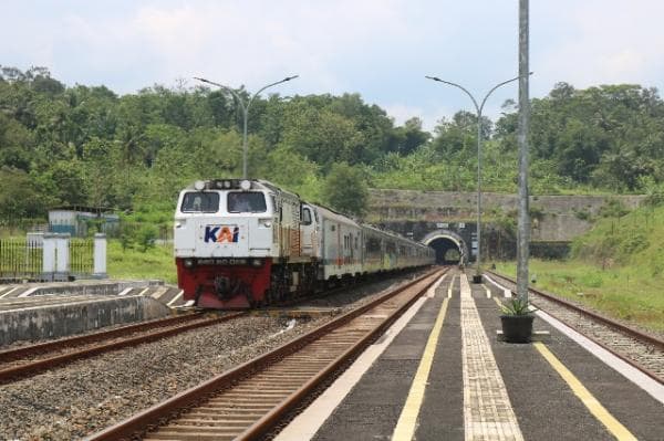 Naik Kereta Api Purwojaya Cilacap-Jakarta Lebih Cepat, KAI Pangkas Waktu hingga 78 menit
