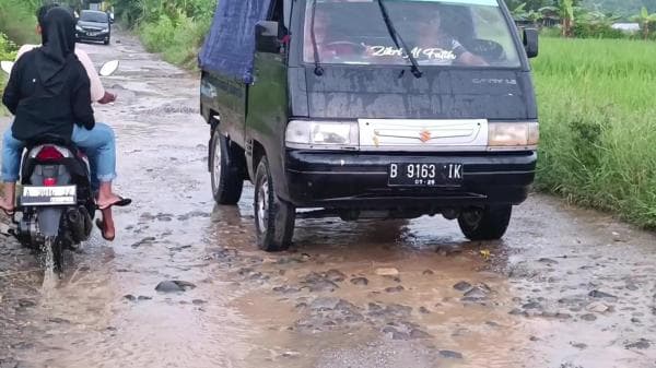 Puluhan Tahun Tak Kunjung Diperbaiki, Jalan Rusak di Pandeglang Bikin Resah Warga
