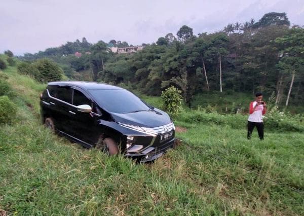 Ikuti Arahan Google Maps, Mobil Ini Malah Nyasar ke Areal Perkebunan di Cisarua